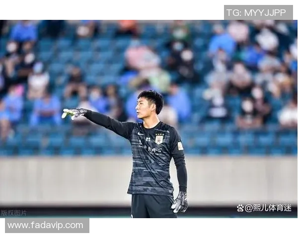 足球巨星因伤痛崩溃泪流满面现场哽咽无言难掩痛苦心情