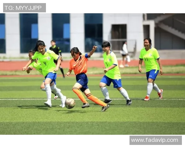 足球球星与小学生携手成长共筑梦想足球课堂点燃未来希望